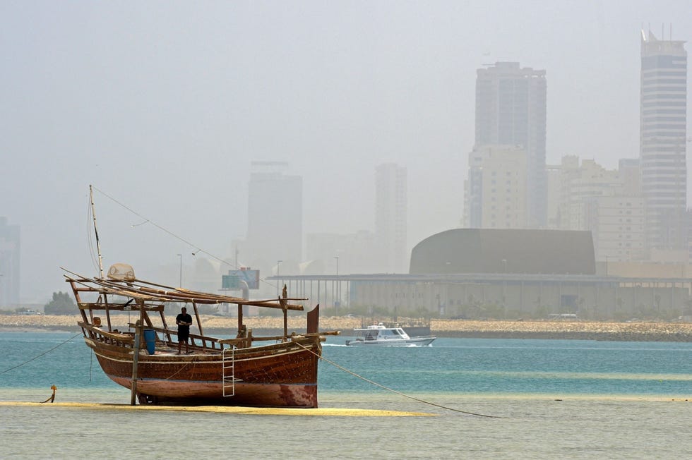 In het uiterste noordoosten van Bahrein wordt Manama de hoofdstad en tevens grootste metropool van het eilandstaatje opgeslokt door een zandstorm In het MiddenOosten komen zandstormen steeds vaker voor en worden ook steeds zwaarder een trend die wordt toegeschreven aan overbegrazing en ontbossing het aftappen van rivierwater en de bouw van steeds meer stuwdammen