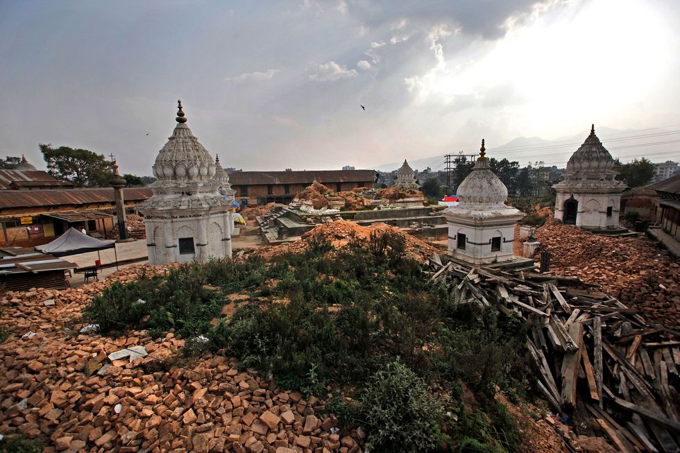 Een van de oudste tempelcomplexen van Kathmandu ligt onder het puin na de aardbeving in 2015 in Nepal Bij de ramp kwamen bijna negenduizend mensen om en werden meer dan zeshonderdduizend huizen verwoest
