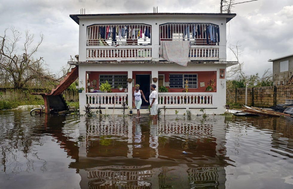Twee dagen nadat orkaan Maria in Puerto Rico aan land kwam in september 2017 kampte het noordoostelijke kustplaatsje Loza  waar Liz Maries Bultron links en haar buurvrouw Alana Bepizarro wonen  nog met overstromingen