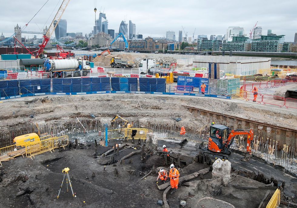 Archeologen en andere specialisten van het Museum of London Archaeology vinden een vijfhonderd jaar oud skelet bij opgravingen in het kader van de Thames Tideway Tunnel