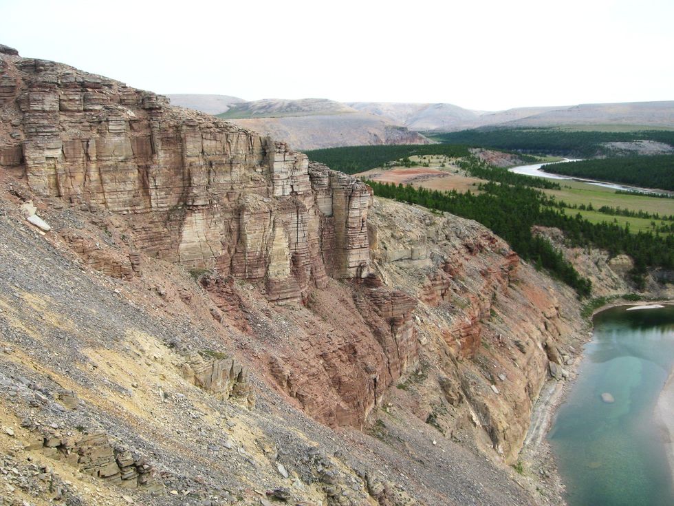 Wetenschappers namen gesteentemonsters uit de rotswanden van de zogenaamde Khorbusuonkaformatie in Siberi In de ijzerhoudende mineralen van deze rotsen is de paleomagnetische handtekening van de aarde gedurende drie miljoen jaar vastgelegd