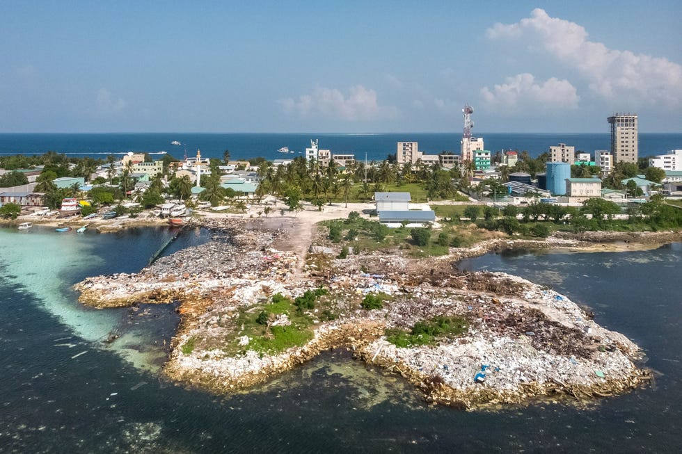 Het eilandje Maafushi is de plaatselijke vuilnisbelt Mensen storten hun afval direct op deze plek waar ze het mogen verbranden Afvalverwerking is een van de grootste problemen van de Malediven