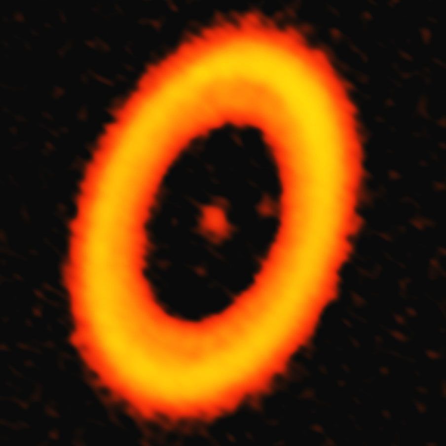 Deze ALMAopname van de stofwolken rond de ster PDS 70 toont twee vage vlekken binnen een grotere accretieschijf rond de ster Een van deze wazige vlekjes zou een maan kunnen zijn die zich in een omloopbaan rond een exoplaneet vormt
