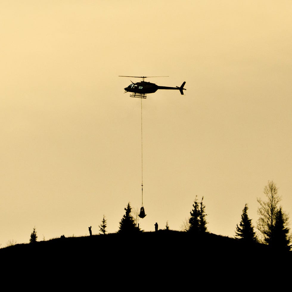 Een helikopter brengt apparatuur naar Mount Saint Helens om onderzoek te kunnen doen naar mogelijke activiteit Het arsenaal aan instrumenten waarmee de vulkaan nauwlettend in de gaten wordt gehouden is sinds de uitbarsting in 1980 verscheidene keren gepgraded