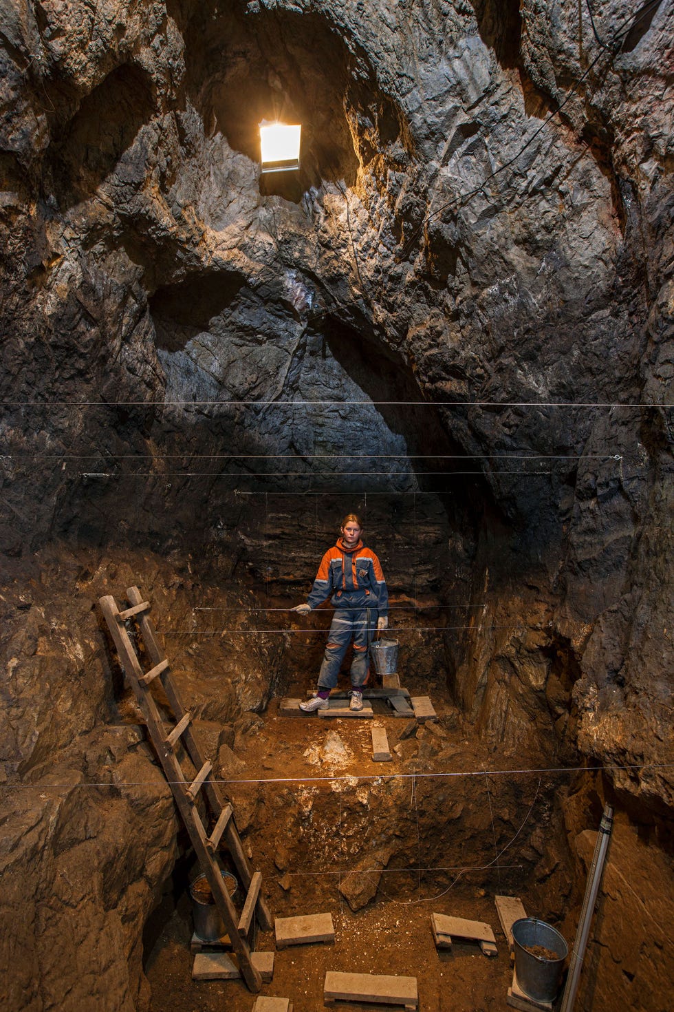 De Denisovagrot in Siberi is tot nu toe de enige locatie waar fossiele resten van neanderthalers Denisovamensen en de vroegste moderne mensen zijn gevonden