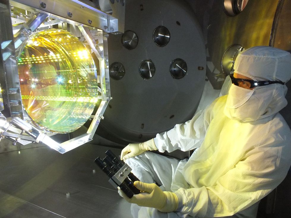 De LIGOdetectoren maken gebruik van lasers en nauwkeurig geplaatste spiegels om de minuscule beweging te registreren die zwaartekrachtgolven veroorzaken