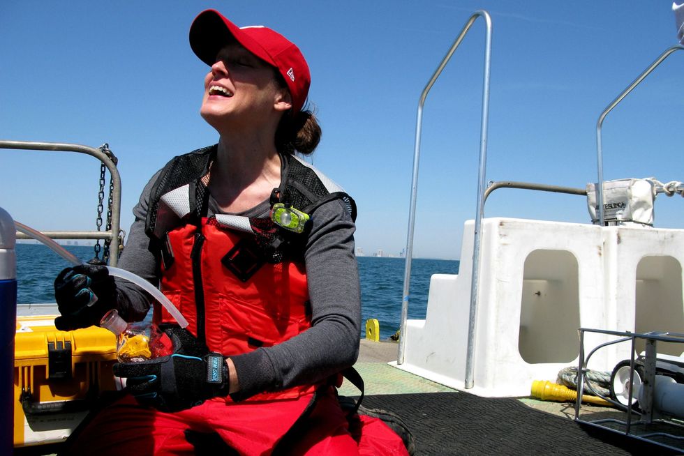 Grace Saba van de Rutgers University neemt watermonsters om meer te weten te komen over de veranderingen die de wereldzeen ondergaan