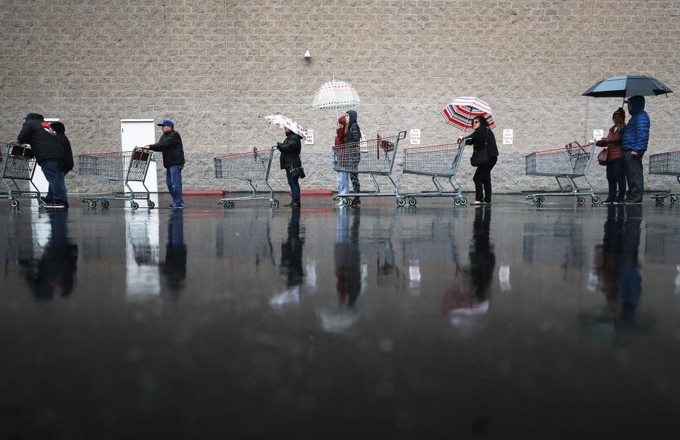 Bezorgdheid is een evolutionaire aanpassing van de menselijke hersenen en stelt ons in staat om met potentile dreigingen om te gaan Op de foto op 14 maart staan honderden klanten van een Costcosupermarkt in Californi in de rij voordat ze de winkel binnen kunnen gaan om zich voor te bereiden op de coronaviruspandemie