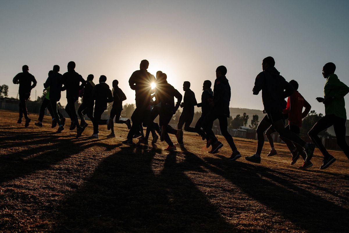 Lelisa Desisa loopt met zijn trainingsgroepje richting de opkomende zon boven Sululta een kamp voor hoogtetraining in de buurt van Addis Abeba in Ethiopi Desisa is een van de drie door Nike gesponsorde topatleten die op 6 mei zullen proberen de marathon in minder dan twee uur te lopen