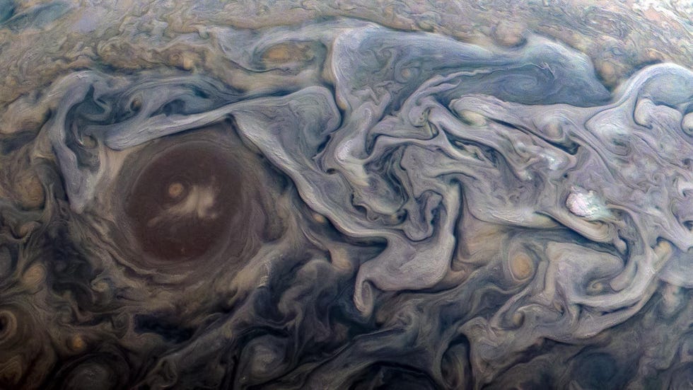 Amateurwetenschapper Kevin Gill creerde deze bijzondere opname van Jet N6 een straalstroomgebied in het noordelijk halfrond van Jupiter met behulp van ruw beeldmateriaal van NASAs ruimtesonde Juno Juno verzamelde deze data op 12 februari toen de sonde voor de 18e keer vlak langs de reuzenplaneet vloog