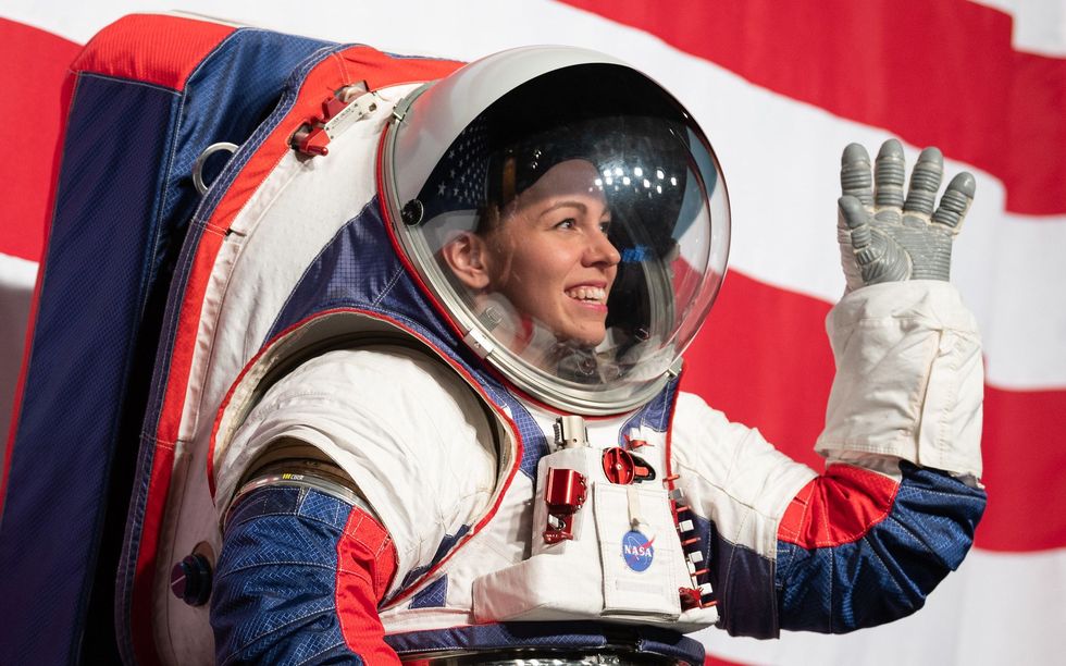Kristine Davis ruimtepakingenieur van het Johnson Space Center van de NASA presenteert het nieuwe prototype van het ruimtepak dat tijdens de Artemismissies naar de maan zal worden gebruikt