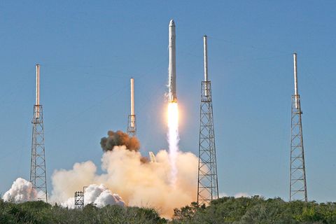 Eind 2010 bereikte de tweede vlucht van de Falcon 9 de nieuwste raket van SpaceX een nieuwe mijlpaal als kers op de taart werd een volledig functionele versie van de bemanningscapsule Dragon bovenop de raket getest Voor het eerst had een commercieel bedrijf een ruimtevaartuig gelanceerd in een baan rond de aarde gebracht en daarna weer geborgen Hoewel op deze demonstratievlucht geen wetenschappelijke experimenten werden meegevoerd bracht de raket wel een ronde kaas in de ruimte  een humoristische verwijzing naar Monty Python