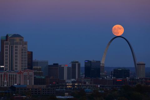 The November 2016 supermoon seems to balance on top of the St Louis Arch in Missouri