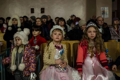 Meisjes genieten van een Nieuwjaarsconcert in Popasna Loehansk