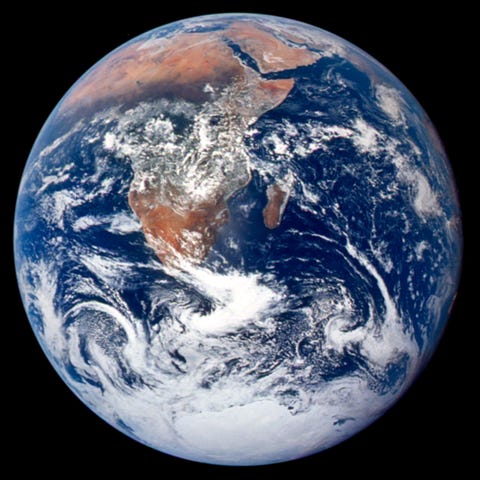 De bemanning van de Apollo 17 nam deze iconische foto in 1972 onderweg naar de maan De foto is genomen van 45000 kilometer afstand