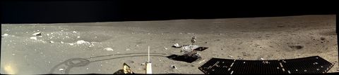 Change3 nam dit panoramabeeld op 17 december 2013 drie dagen na de landing in het met lava gevulde Mare Imbrium Change3 kwam tot stilstand op 786 kilometer van de Apollo 15 af de eerste bemande maanvlucht die een maan buggy gebruikte