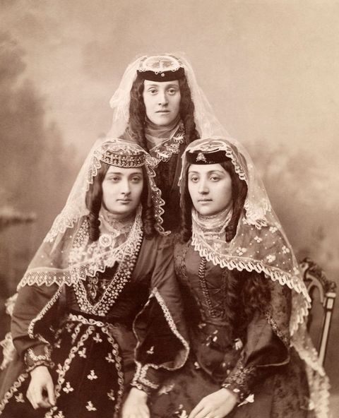 Onaardige beschrijvingen van vrouwen kwamen in de eerste tientallen jaren van het tijdschrift nog weleens voor In 1913 schreef National Geographic dat deze drie Georgische dames zelf in hun nationale kleding onmogelijk als aantrekkelijk beschreven konden worden