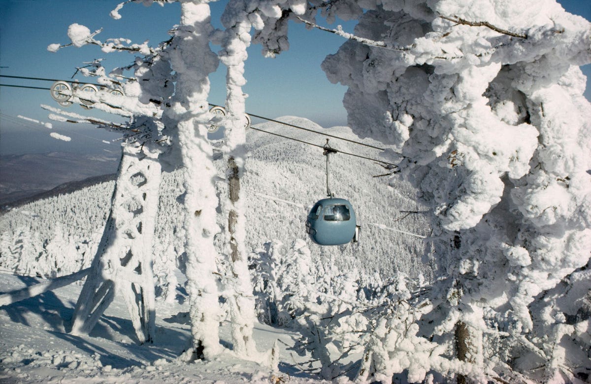 Een gondel vervoert skirs naar de top van Lincoln Peak in Green Mountain National Forest Vermont Dit ijzige plaatje komt uit een editie van National Geographic uit 1967