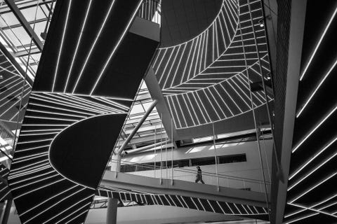 Stadsjungle Het nieuwe OHSU Collaborative Life Sciences Building in Portland Oregon is ontworpen om natuurlijk licht binnen te laten vertelt fotograaf Pat Rose Haar foto herinnert aan een tekening van MC Escher omdat je niet weet welke kant nu de bovenkant is zegt Corcoran