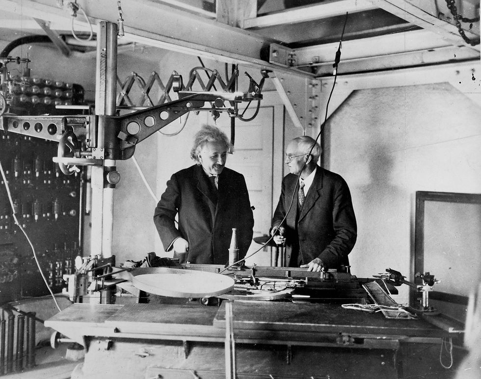 Natuurkundige Albert Einstein links tijdens een bezoek in 1931 aan het observatorium van Mount Wilson in Californi Einsteins opvatting van ruimte tijd en materie heeft de natuurkunde van de afgelopen eeuw bepaald