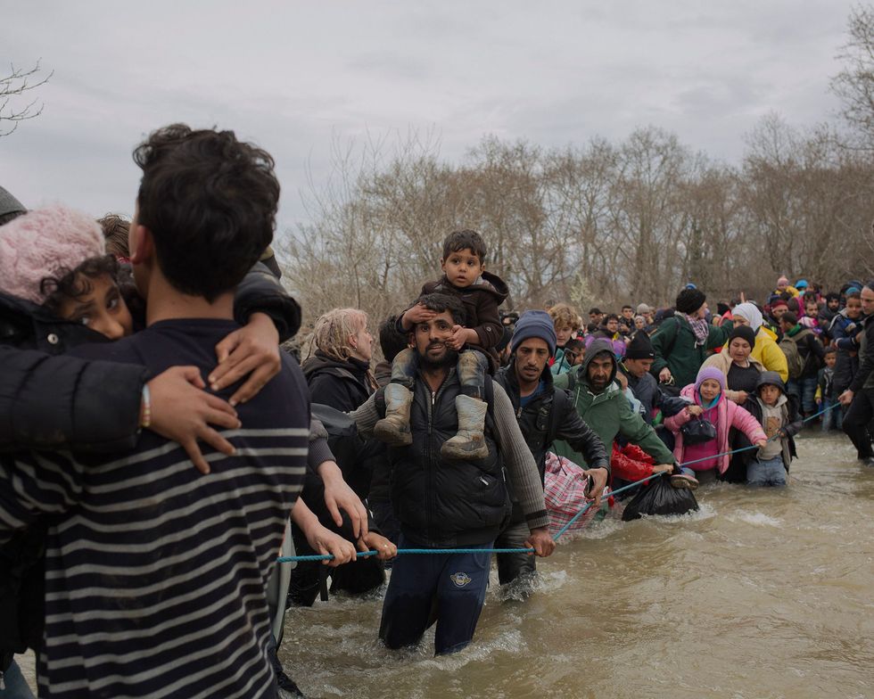Bij het horen van een gat in de grens gaan families uit het Idomenikamp op pad en waden door een rivier in een poging een alternatieve route langs de gesloten Macedonische grens te vinden