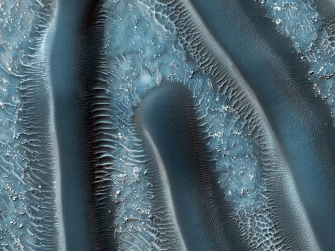 De richels die in de lengte van Martiaanse zandduinen lopen doen denken aan reusachtige duizendpoten Zandduinen behoren tot de meest voorkomende landschapskenmerken op het door wind gegeselde Mars