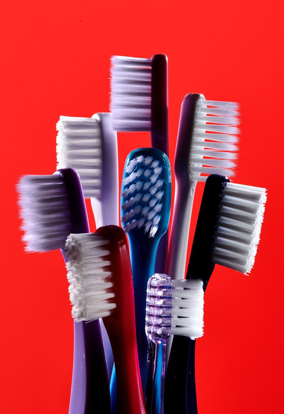 Veel tandenborstels zijn niet recyclebaar omdat de meeste zijn gemaakt van meerdere plasticsoorten die alleen met veel moeite van elkaar kunnen worden gescheiden