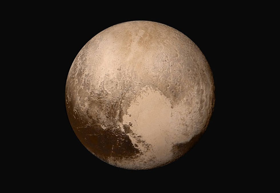 Vier opnames in hoge resolutie door de New Horizons zijn met kleur verbeterd om een scherper beeld van Pluto en zijn zeer grillige oppervlak te verkrijgen