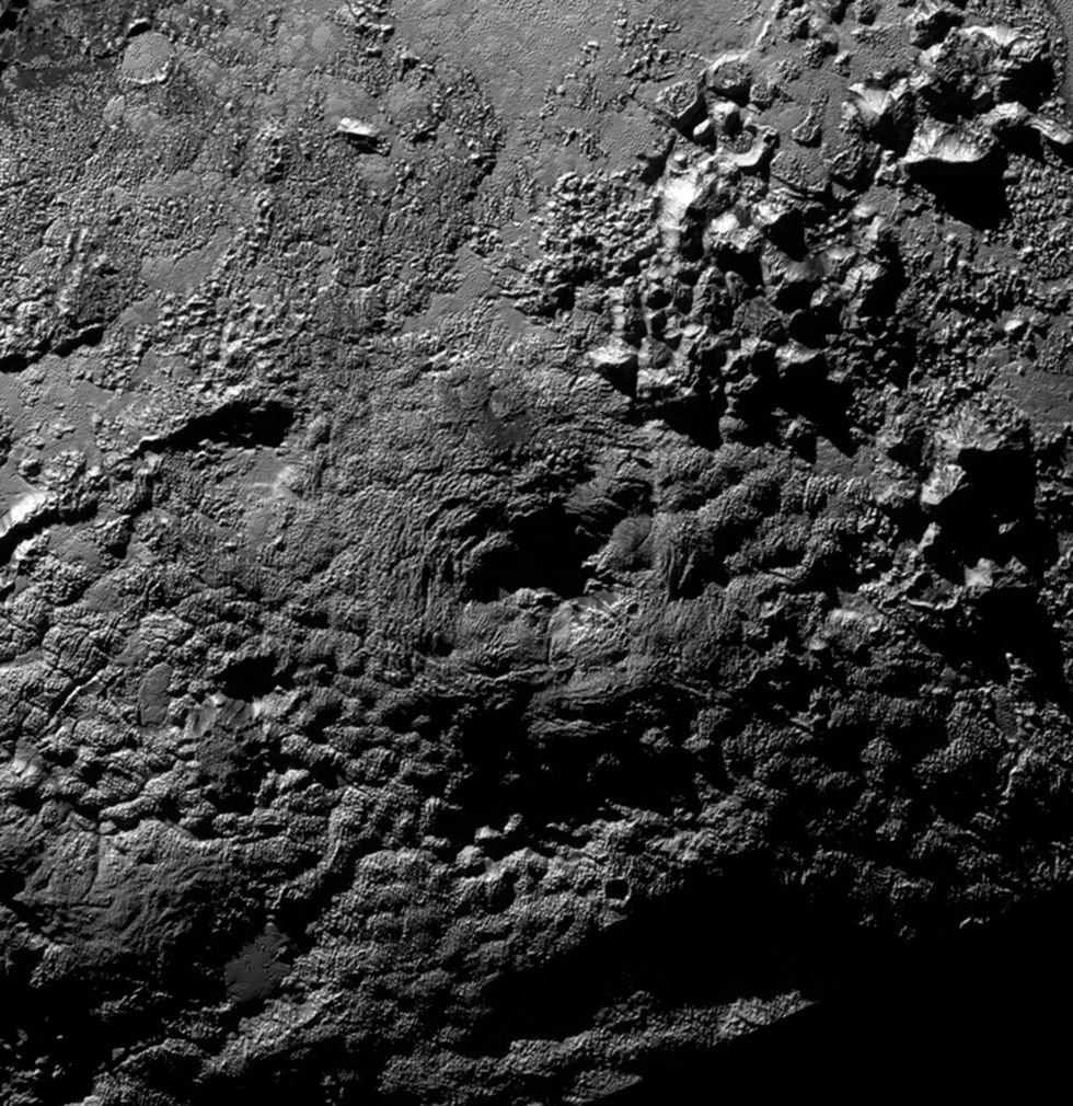 Een van de mogelijke ijsvulkanen op Pluto Wright Mons is zon 160 kilometer breed en 4000 meter hoog nabij de top ligt een enorme kuil met een doorsnee van circa 56 kilometer