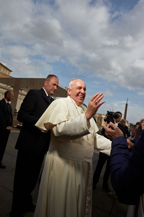Franciscus lacht om een opmerking van een bezoeker bij een van de drukke algemene audinties op de SintPietersplein op de woensdagen dat hij in het Vaticaan is
