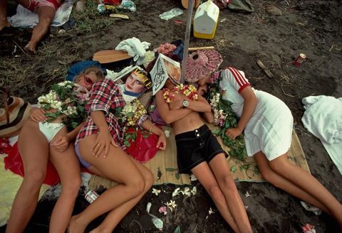 Tieners doen een dutje op het strand tijdens het officile kampioenschap kanoracen van de staat Hawa