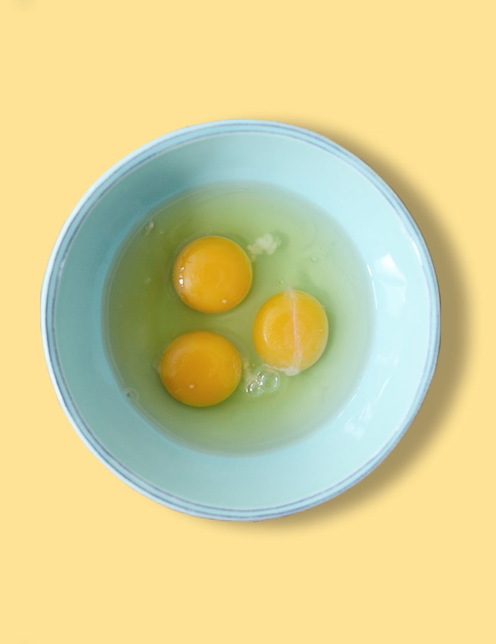 Egg yolk, Yellow, Egg white, Food, Dish, Plate, Bowl, Dishware, Egg, Cuisine, 