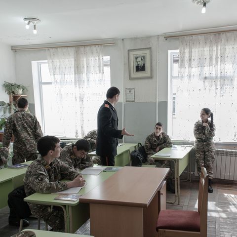 Pauze op de militaire academie waar jongens en meisjes na hun lichamelijke oefeningen en drills worden onderricht in wiskunde Engels geschiedenis en aardrijkskunde
