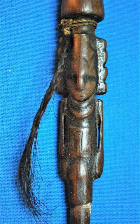 In de rituele zak werd een bewerkte pijp gevonden in de vorm van een mensenfiguur voorzien van een vlecht van mensenhaar