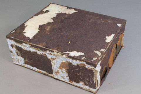 Fruitcakes die werden gezien als een stevige hap werden ook in stoffen tassen verpakt en tijdens de wereldoorlogen naar soldaten aan het front gestuurd volgens Meek