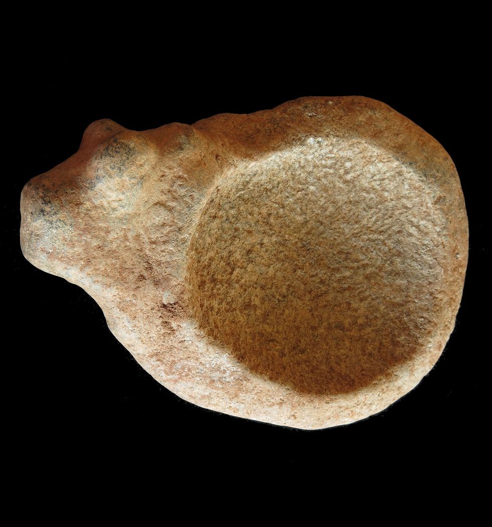 Dit stenen sierpalet in de vorm van een rund behoort tot de vele fascinerende voorwerpen die bij de gedeeltelijke opgraving van de grafheuvel zijn gevonden
