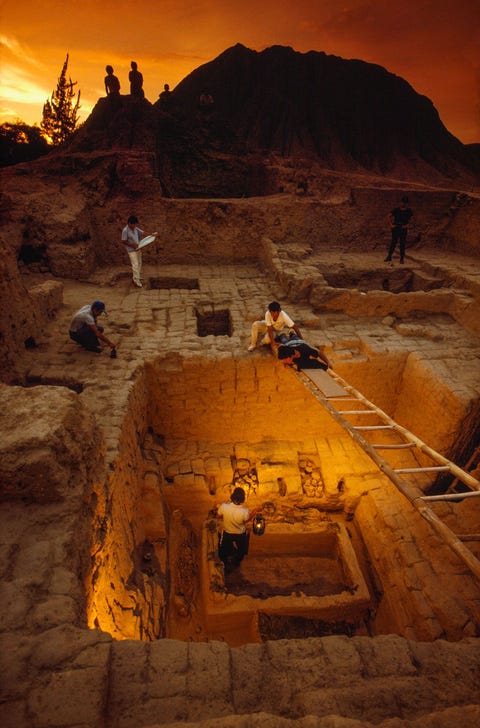 De opmerkelijke vondst in 1987 van de koninklijke graftombe in Sipn was  onbedoeld  mede te danken aan grafrovers National Geographic ondersteunde de wetenschappelijke opgravingen in de vier jaren daarna Het graf de rijkste precolumbiaanse tombe die ooit in Noord Midden en ZuidAmerika werd aangetroffen bevatte talloze minutieus bewerkte voorwerpen van goud zilver en halfedelstenen