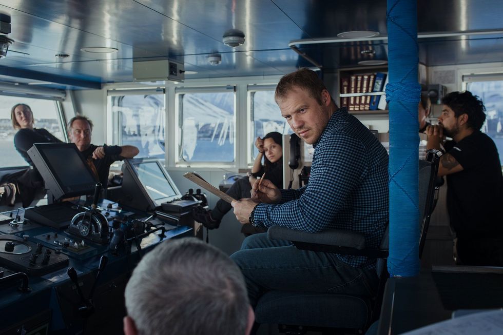 Kapitein Sergei Demidov houdt een briefing met het team op het schip Arctic Sunrise