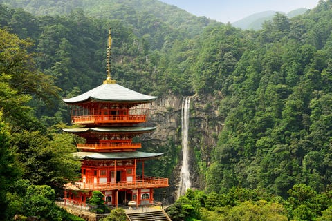 SeigantoJi JapanOp een steenworp afstand van de grootste waterval van Japan ligt Seigantoji een door bossen omgeven Tendaiheiligdom Dit is een rationalistische stroming van het boeddhisme waarin men gelooft in een steeds veranderend bestaan Seigantoji ligt ook op twee verschillende pelgrimsroutes de Saigokupelgrimstocht langs 33 tempels en de eeuwenoude Kumano Kod een van de twee pelgrimsroutes ter wereld op de UNESCOlijst