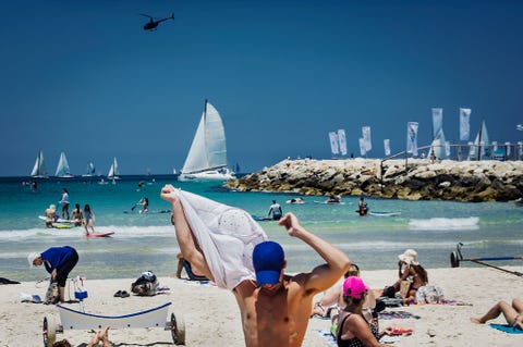TEL AVIV ISRALEen van mijn favoriete bezigheden in de stad is van de ene kant van het strand naar de andere lopen vertelt fotograaf Dina Litovsky Tijdens de wandeling veranderen de strandtaferelen drastisch in Tel Aviv Een zuidelijke locatie die populair is onder moslimgezinnen ligt naast een toeristengedeelte waarna een afgesloten deel volgt voor orthodoxe joden met daarnaast het officieuze LGBTstrand voor de locals in het noorden waar deze foto werd genomen