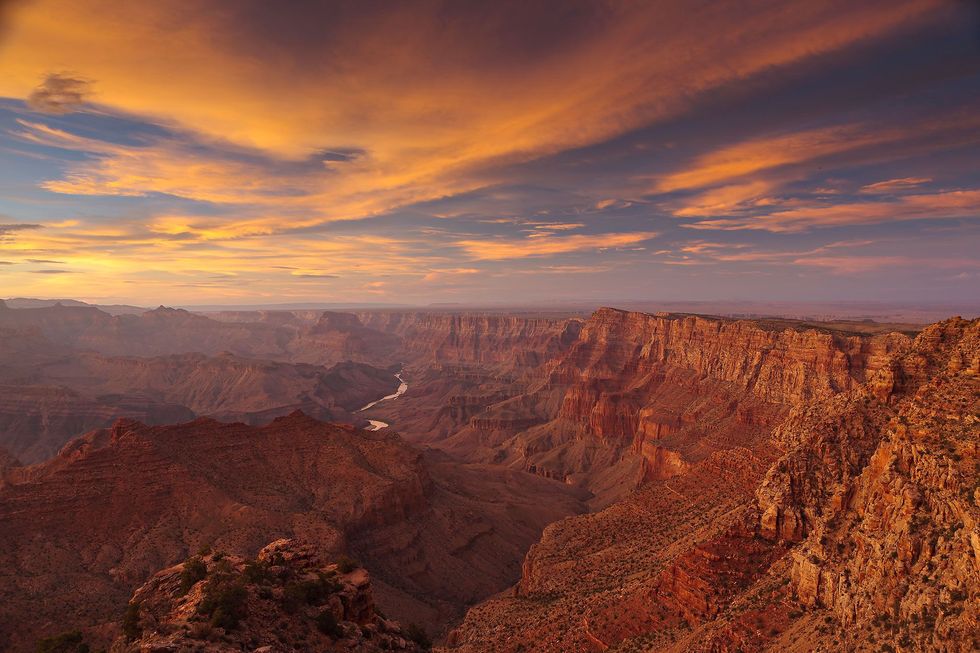 Een nagloeiende zonsondergang verlicht de canyonwanden bij Navajo Point