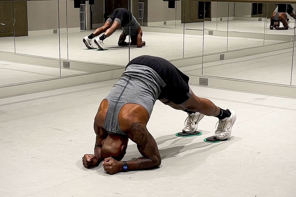 Try This Total-Body Sliders Workout, Sport.LES Articles