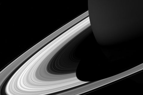 Cassini legde vast hoe de schaduw van Saturnus op zijn eigen ringen steeds korter werden naarmate de zomer op het noordelijk halfrond van de planeet naderde