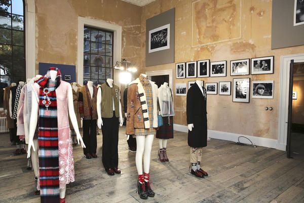 Boutique, Fashion, Room, Street fashion, Outerwear, Textile, Building, Display window, Event, Fur, 