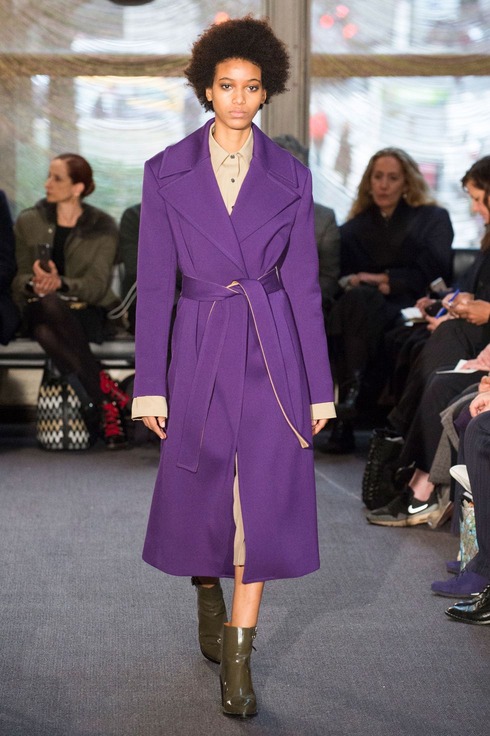 Il cappotto per le donne è il capospalla moda autunno inverno 2018-2019: ancora i cappotti oversize, colorati e tanta pelliccia ecologica.