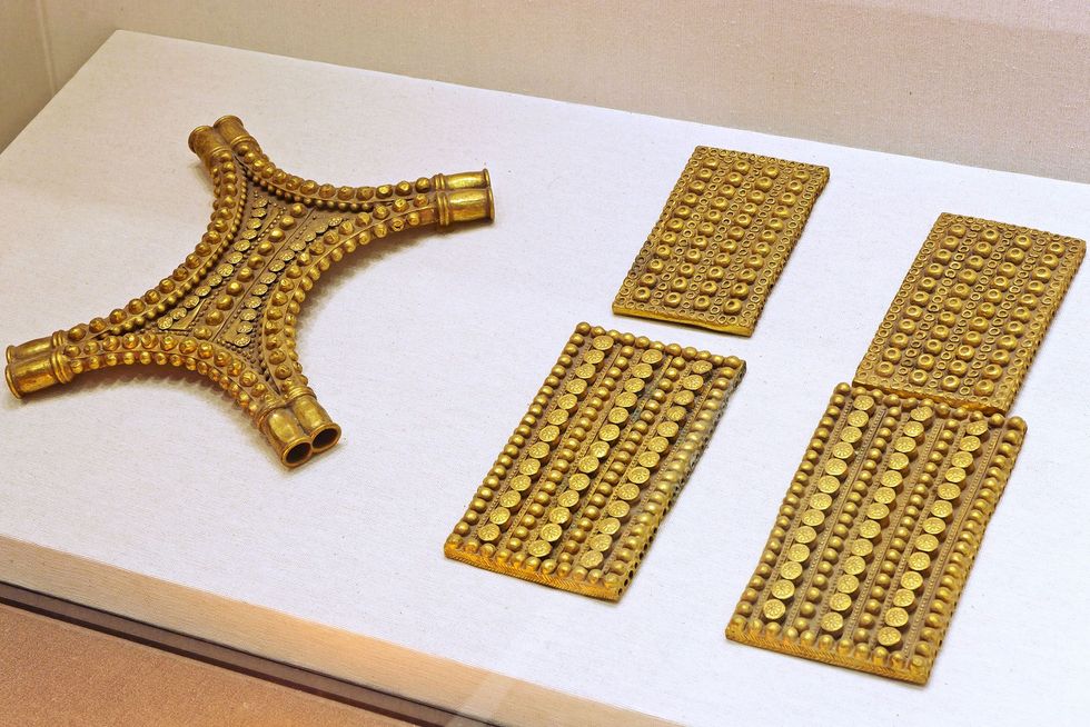 Tot de goudschat  die in totaal ruim 23 kilo weegt  behoren gouden borstplaten in de vorm van rechthoeken en ossenhuiden