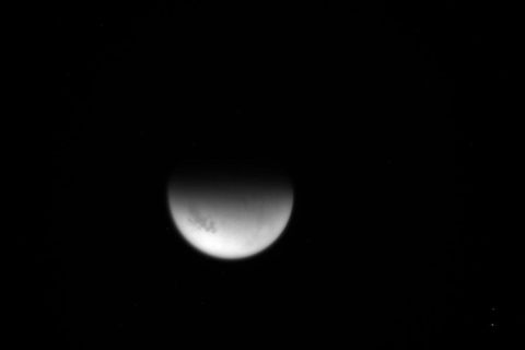 Als onderdeel van zijn afscheidstour nam Cassini deze foto van Saturnus grootste maan Titan