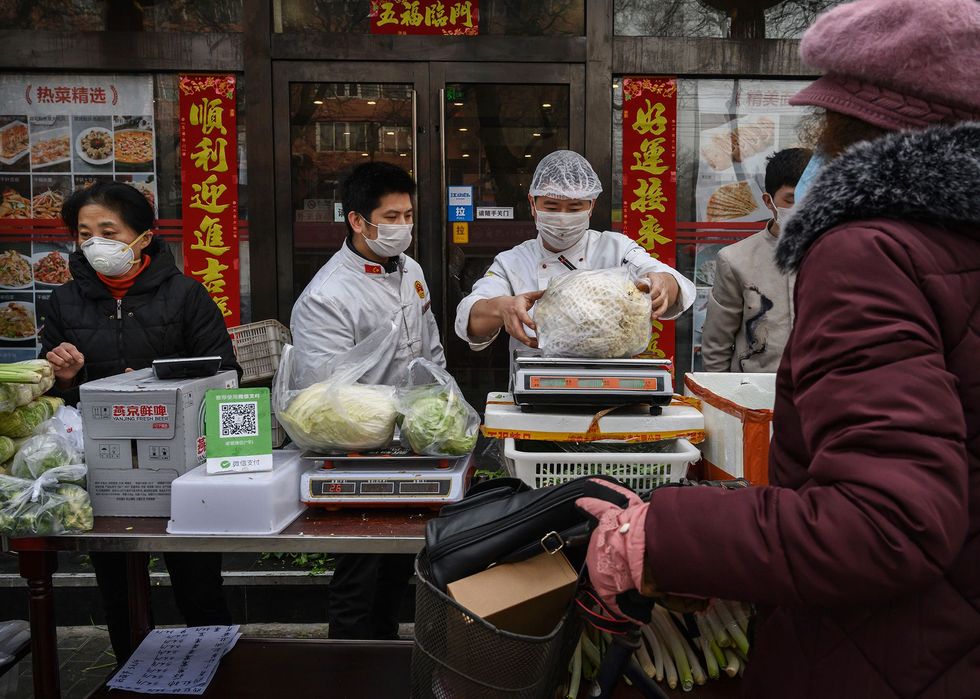 Marktkooplieden in Shanghai dragen mondkapjes terwijl ze hun groenten verkopen Uit een onderzoek in 2014 bleek dat slechts vijf procent van de inwoners van Beijing in het voorafgaande jaar wilde dieren had gegeten