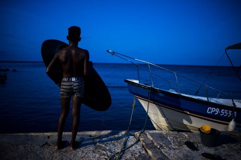 Er zijn geen stranden op het eiland Jongens kiezen er vaak voor om bij hun familie te blijven en visser te worden