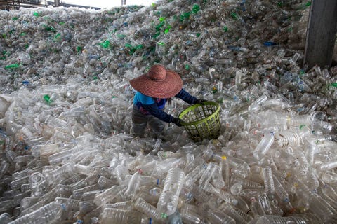 Plastic flessen in een recyclingfabriek in Valenzuela op de Filipijnen Uit het National Geographicartikel De wereldwijde plasticcrisis uitgelegd juni 2018
